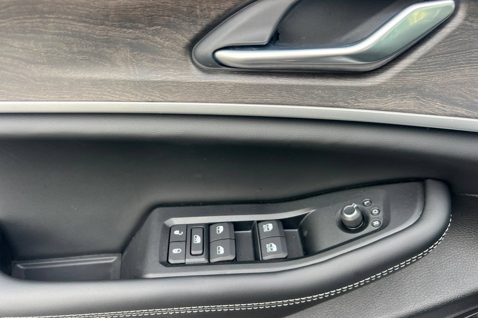 New 2026 Jeep Grand Cherokee Altitude AWD/4WD image 9