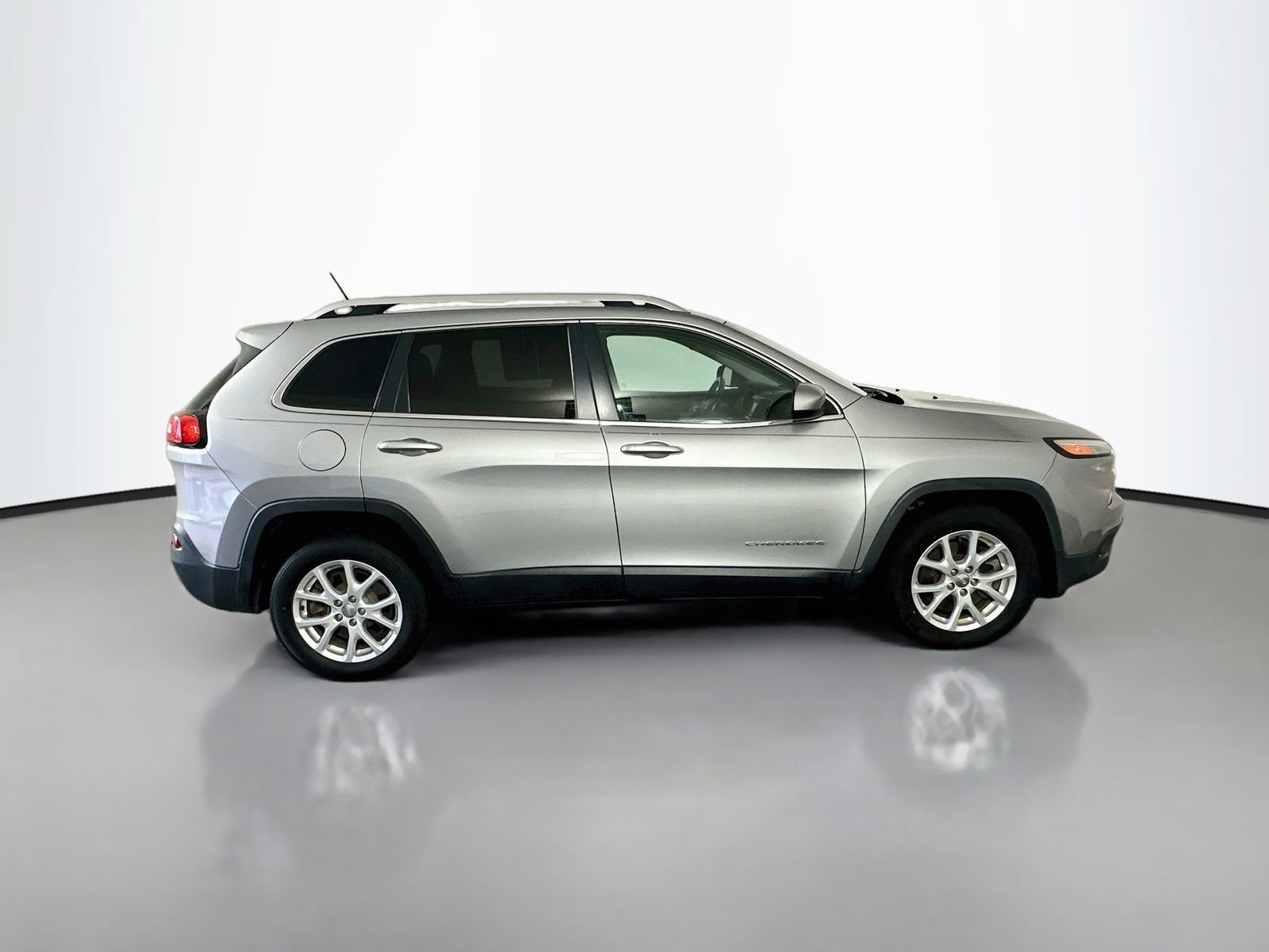 Used 2015 Jeep Cherokee Latitude w/ Cold Weather Group FWD image 8
