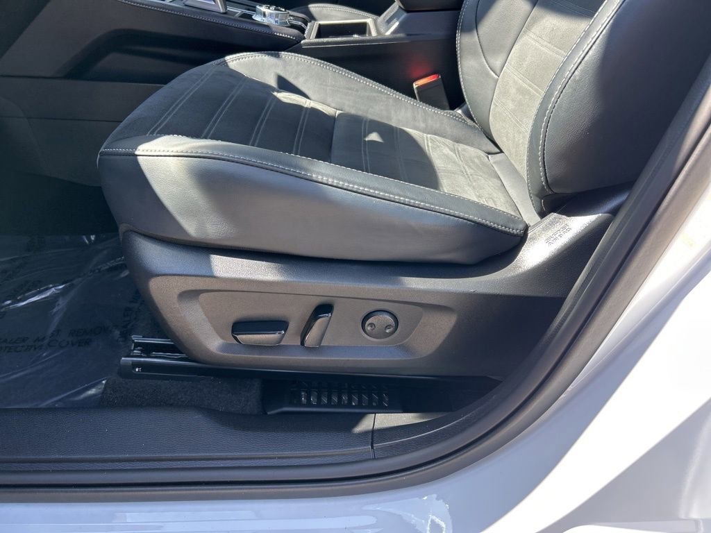 Used 2025 Mitsubishi Outlander 4WD Plug-In Hybrid image 16