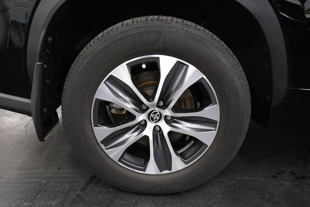 Certified 2023 Toyota Highlander XLE image 34