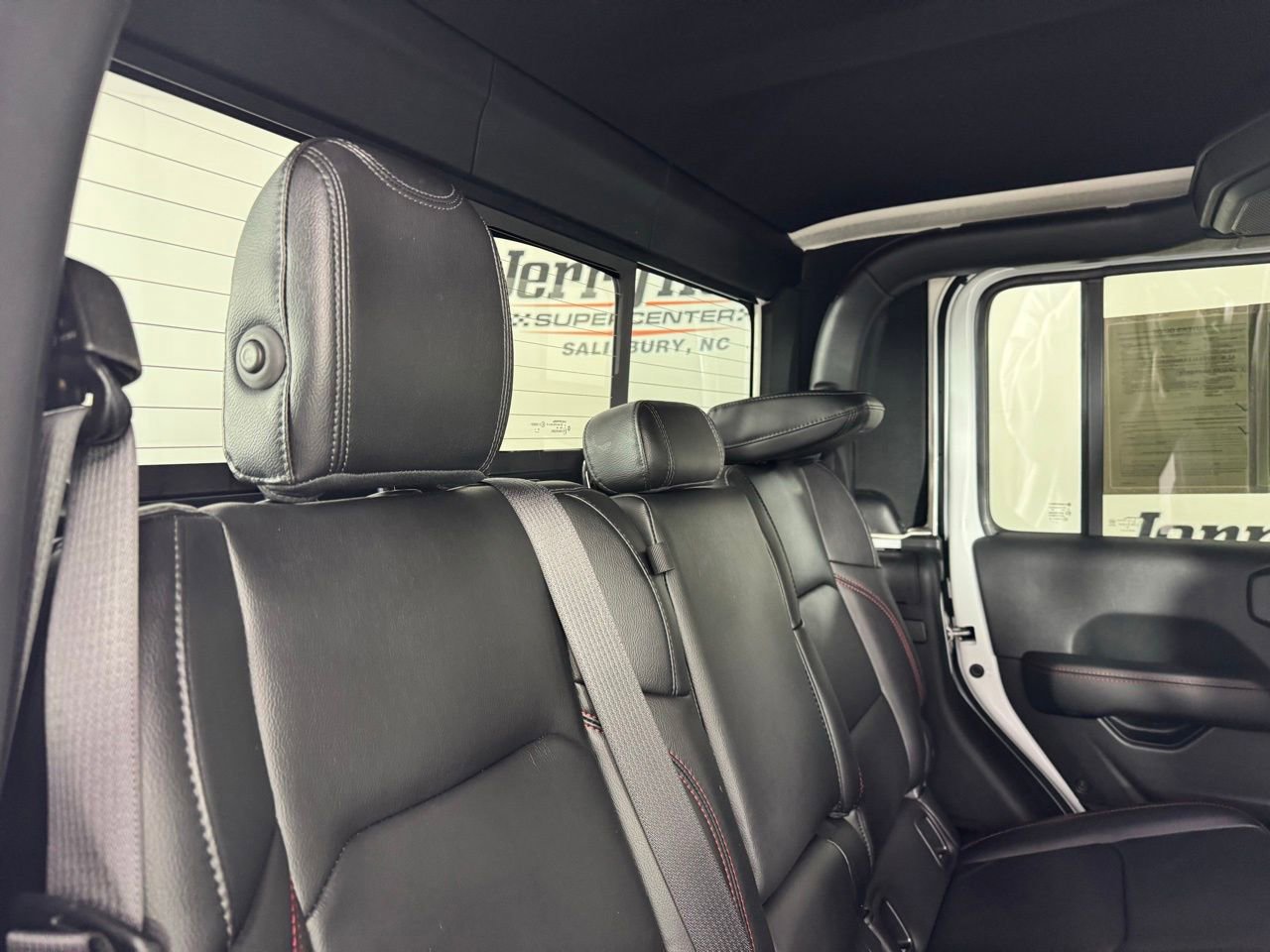 Used 2022 Jeep Gladiator Rubicon w/ Cold Weather Group AWD/4WD image 29