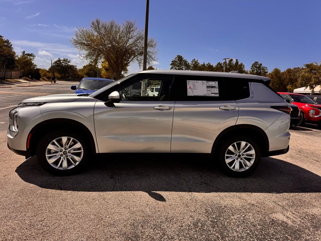 New 2026 Mitsubishi Outlander ES image 4