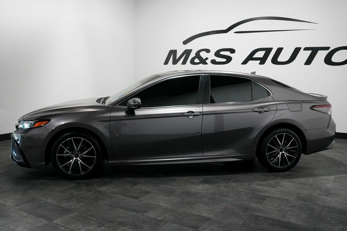 Used 2021 Toyota Camry SE FWD image 3
