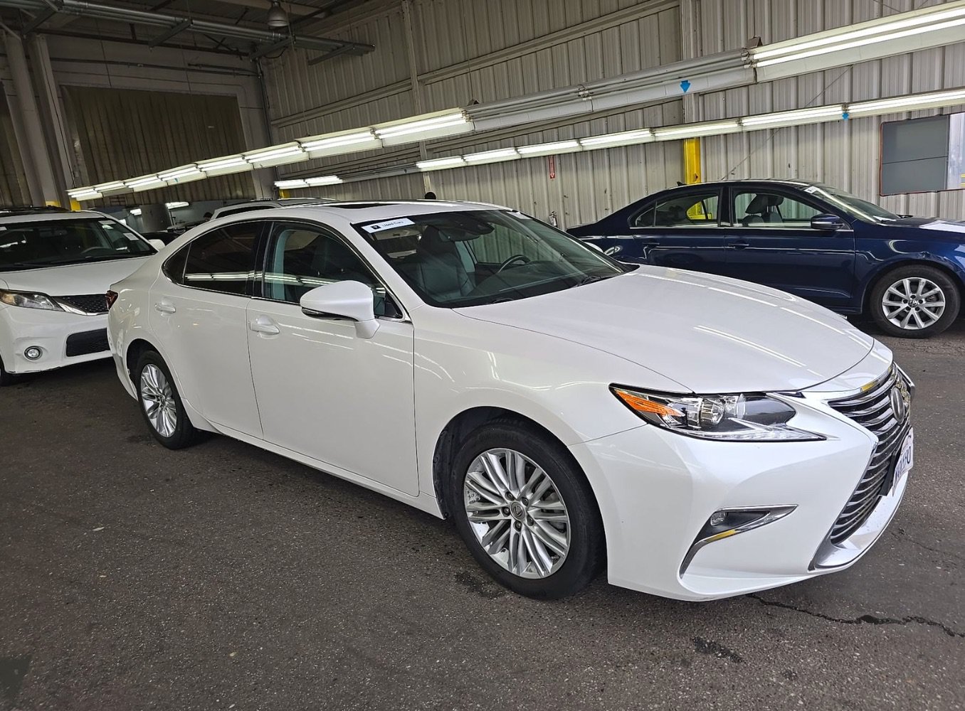 Used 2017 Lexus ES 350 w/ Accessory Package FWD image 3