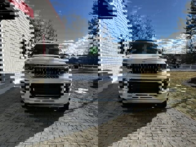 Used 2025 Jeep Grand Cherokee L Overland w/ Advanced Protech Group III image 3