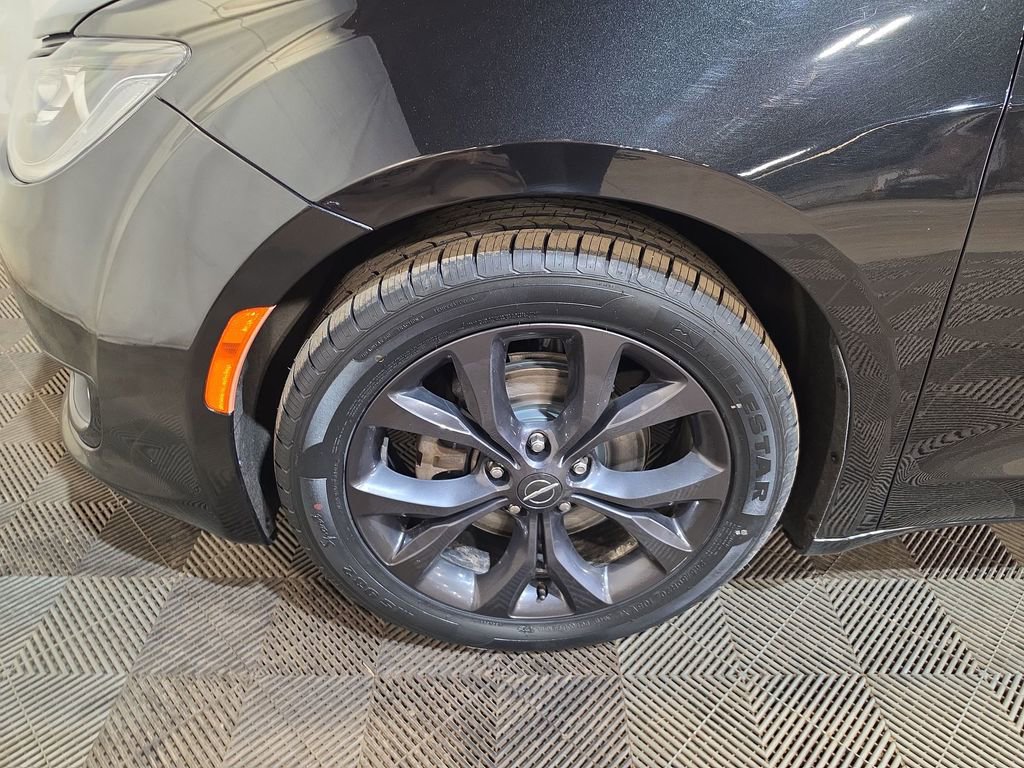 Used 2020 Chrysler Pacifica Touring-L w/ S Appearance Package image 18