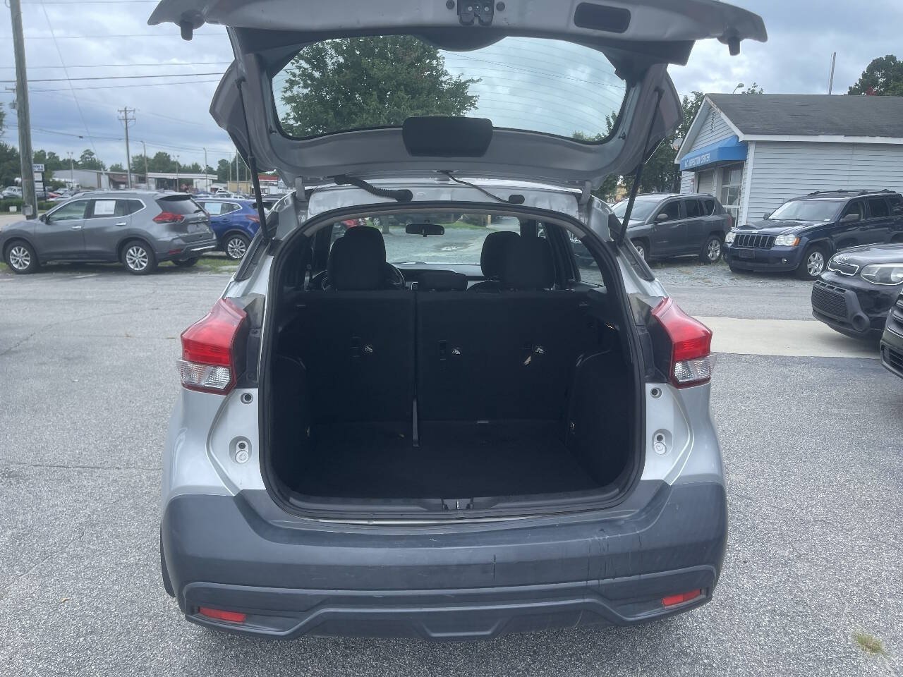 Used 2018 Nissan Kicks SV FWD image 10