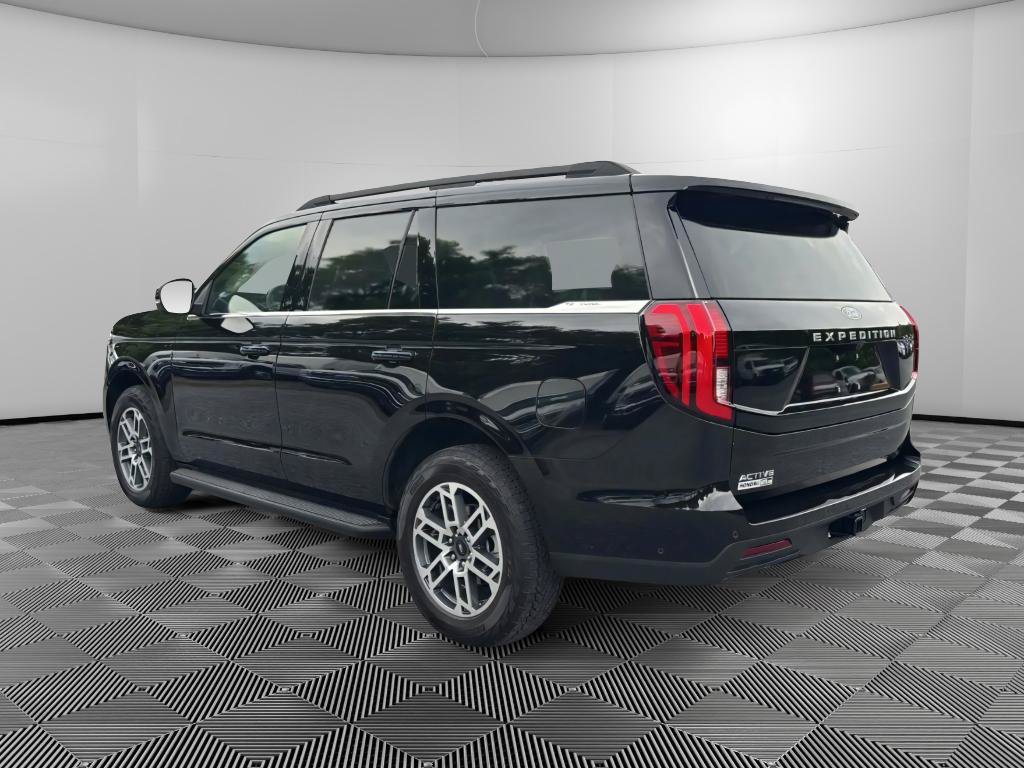 Used 2025 Ford Expedition Active AWD/4WD image 3