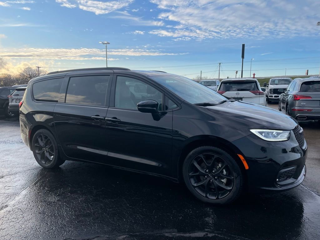 Used 2025 Chrysler Pacifica Limited image 2