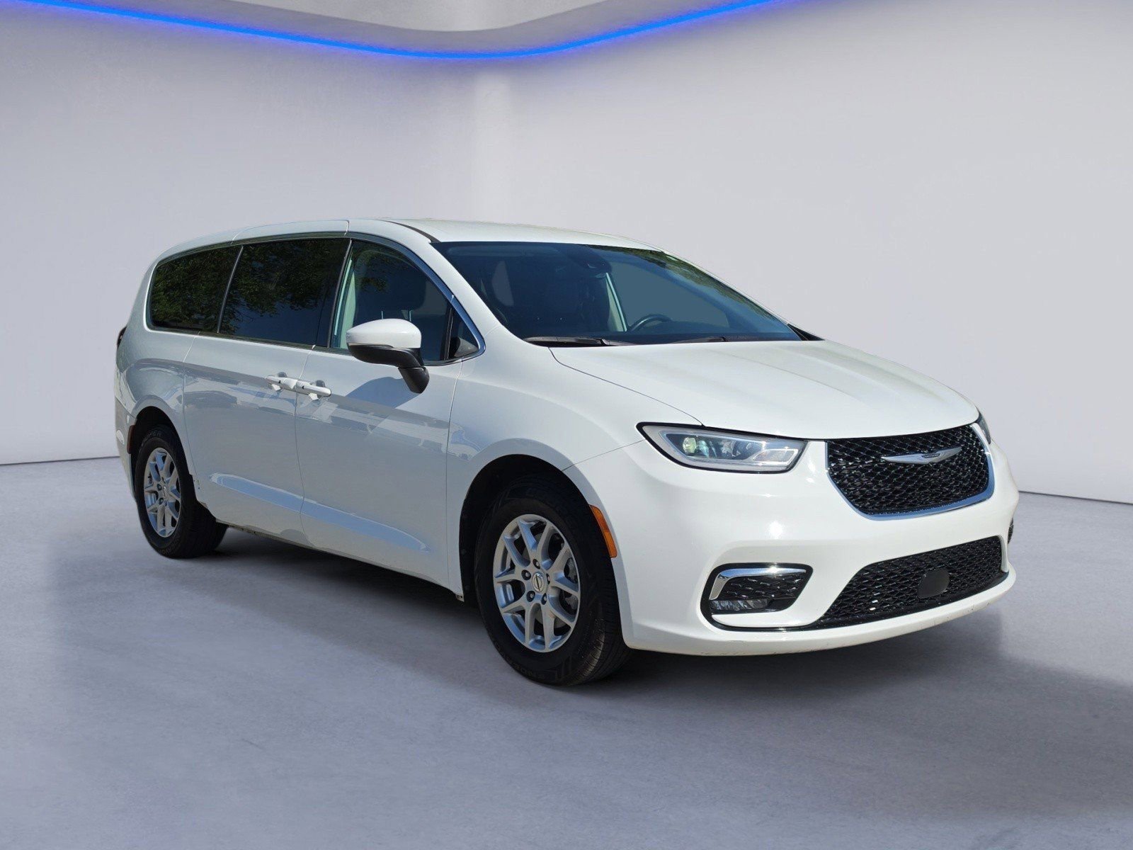 Used 2023 Chrysler Pacifica Touring-L FWD image 7