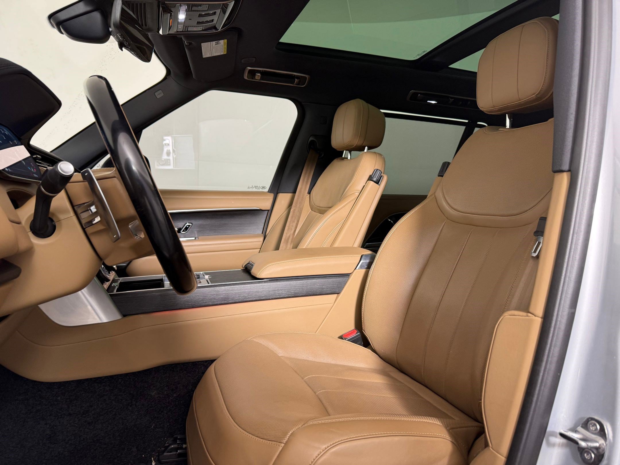 Used 2023 Land Rover Range Rover Long Wheelbase SE image 13