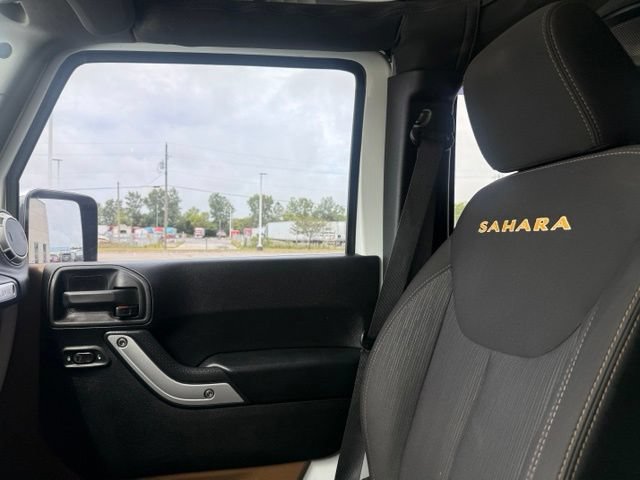 Used 2014 Jeep Wrangler Unlimited Sahara w/ Connectivity Group AWD/4WD image 9