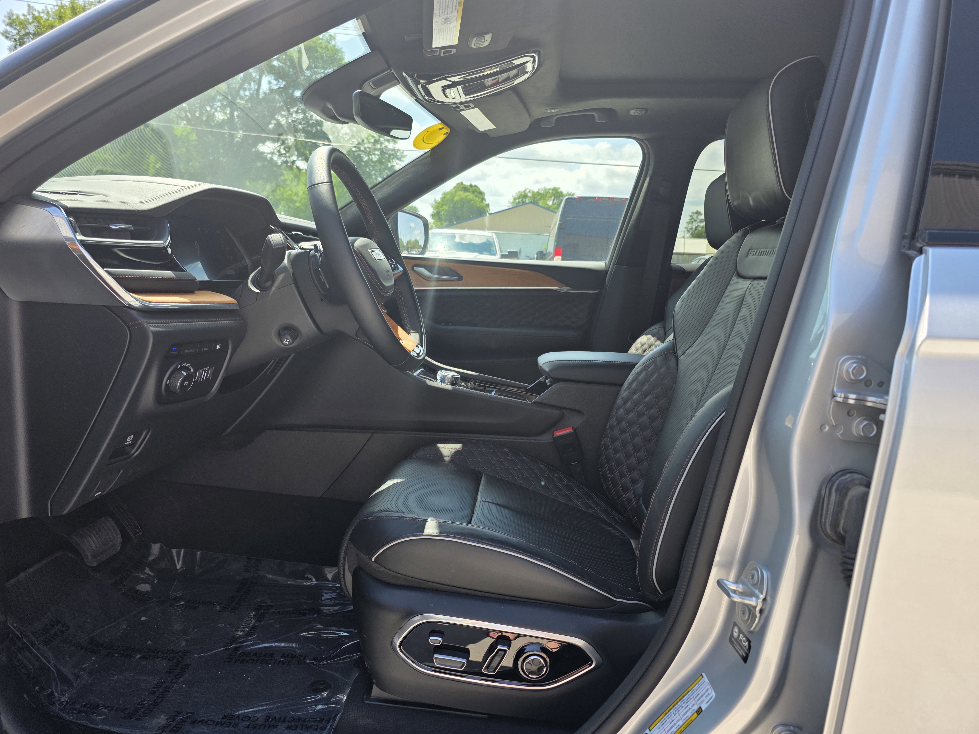 Used 2023 Jeep Grand Cherokee Summit image 10