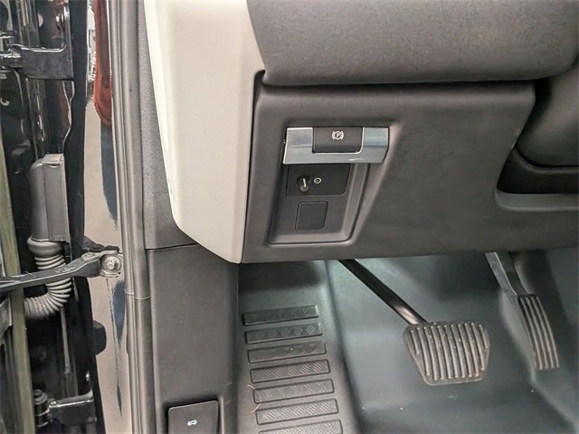 Used 2023 Land Rover Defender 110 X-Dynamic SE image 15