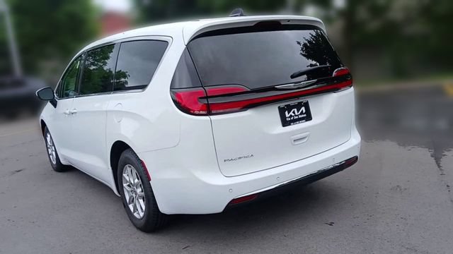 Used 2023 Chrysler Pacifica Touring-L FWD image 9