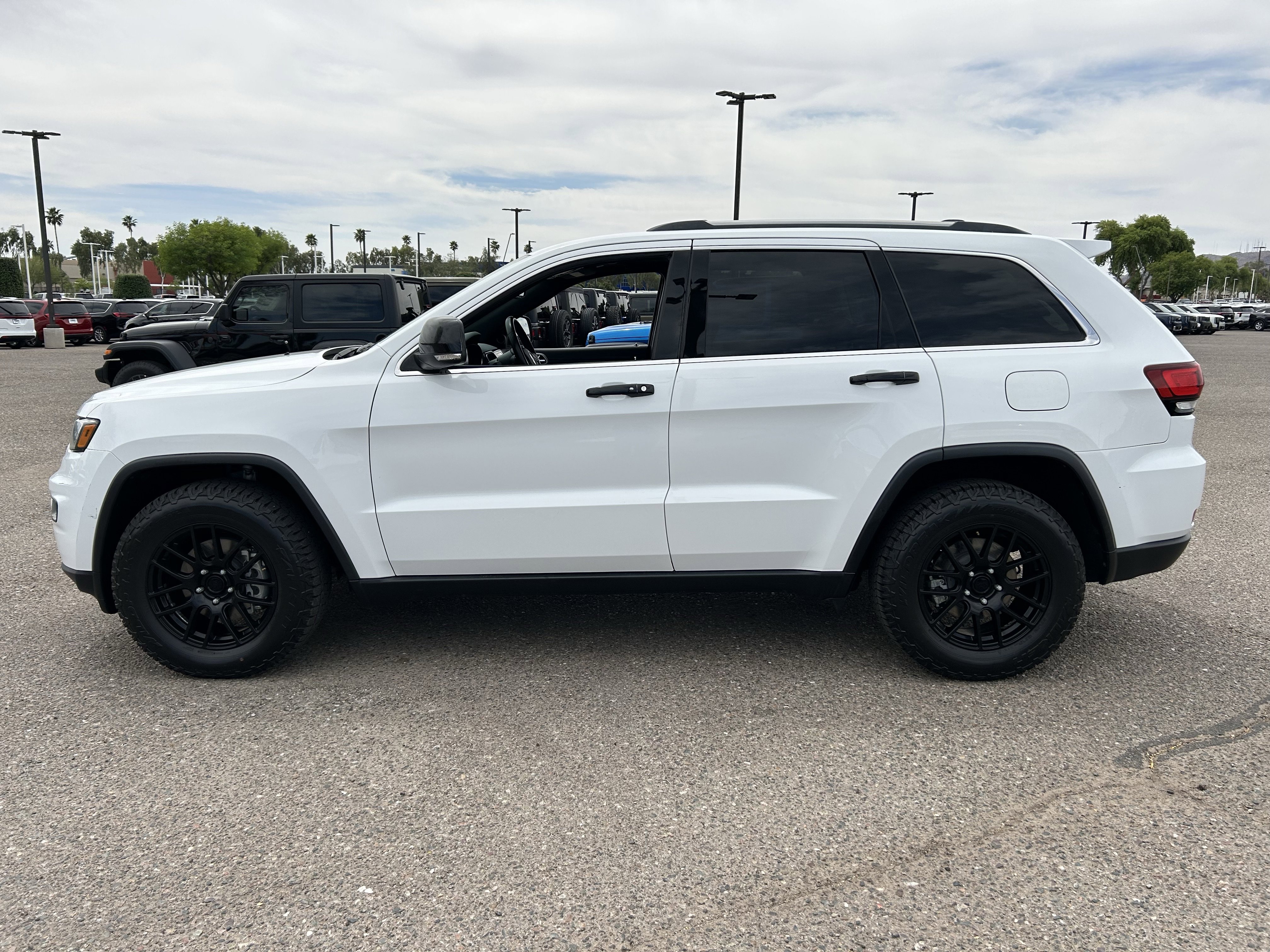 Used 2020 Jeep Grand Cherokee Limited w/ Luxury Group II image 3