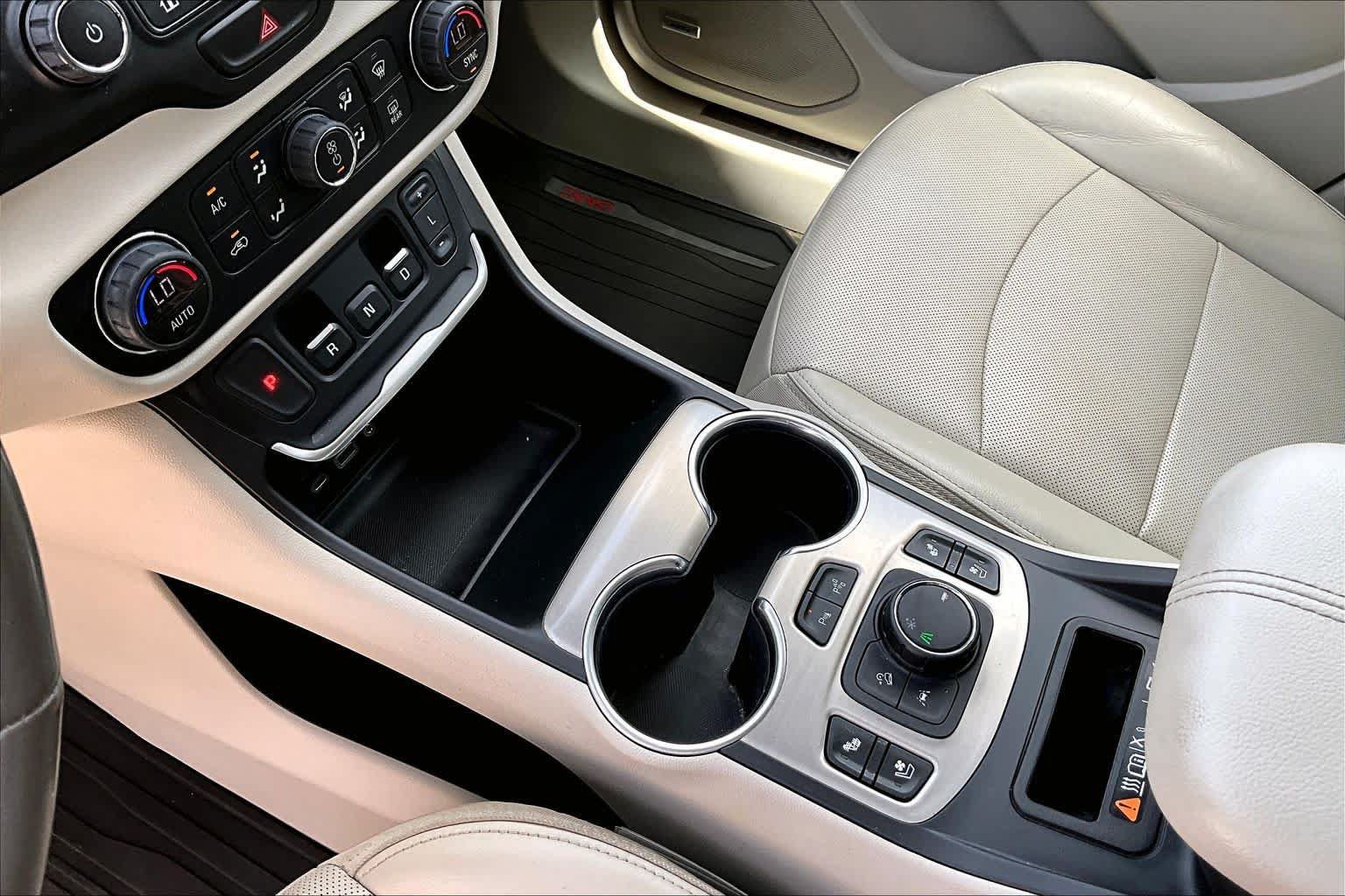 Used 2020 GMC Terrain Denali w/ Denali Premium Package FWD image 17