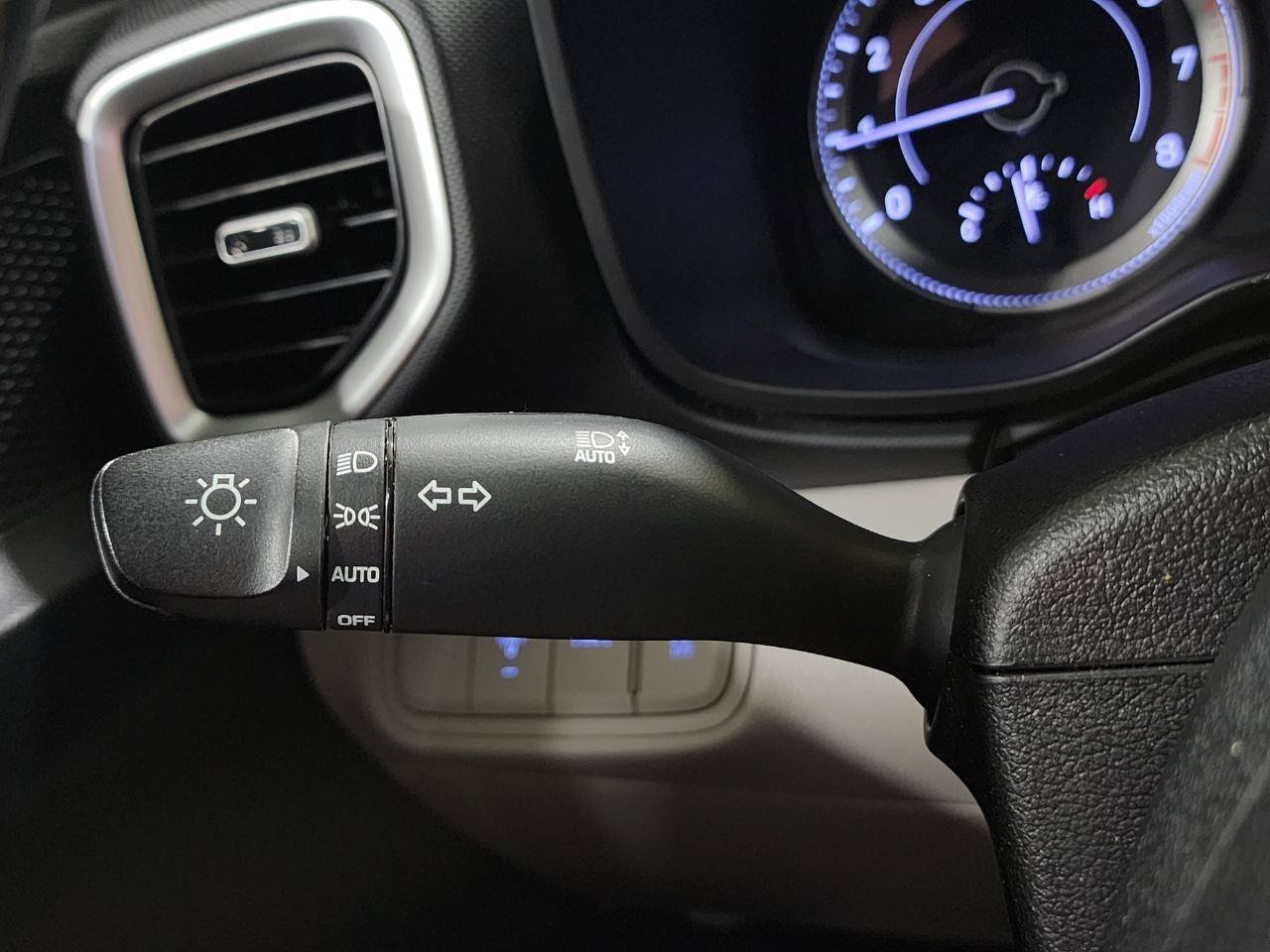 Used 2022 Hyundai Venue SEL FWD image 12