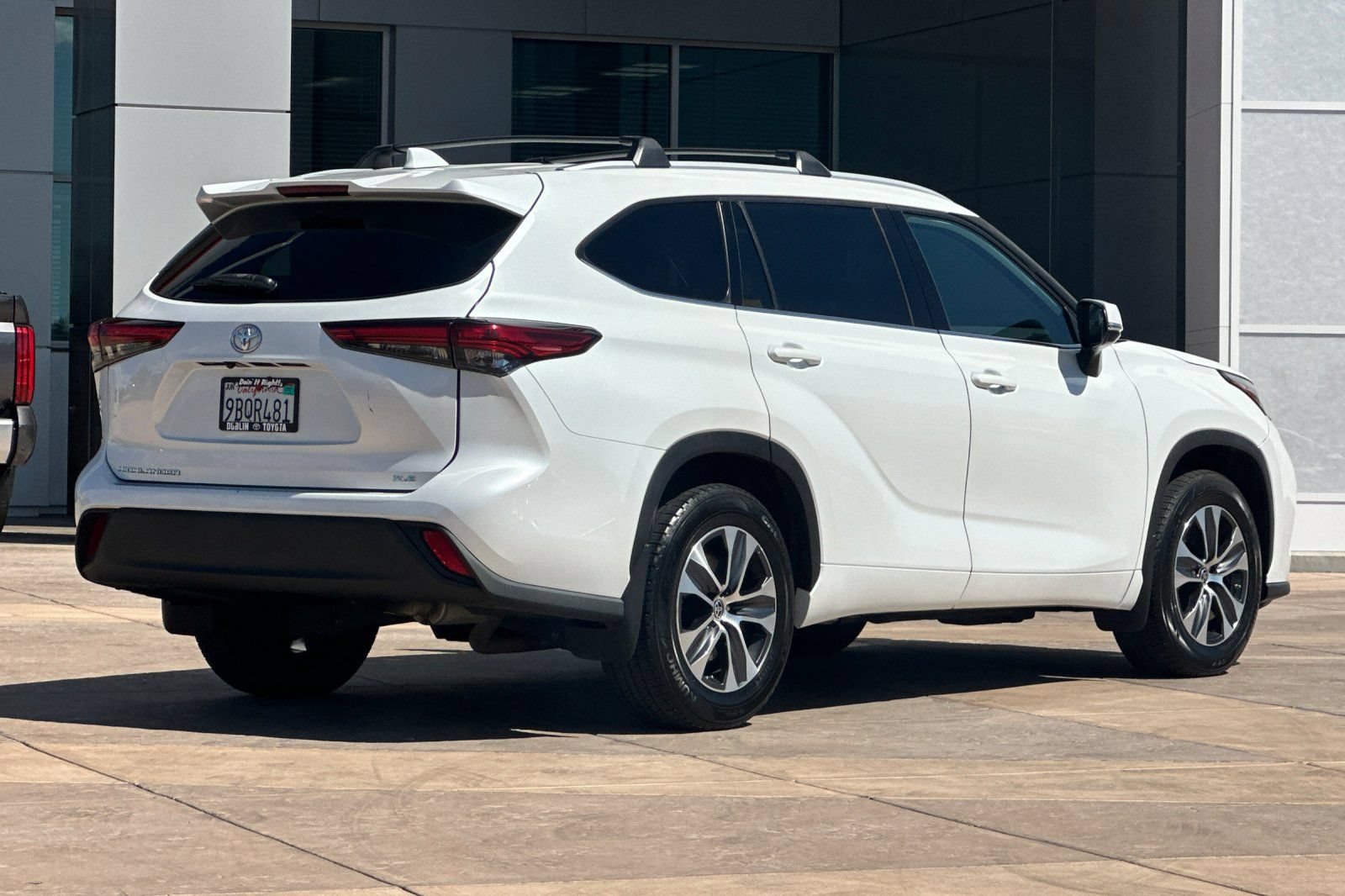 Used 2022 Toyota Highlander XLE FWD image 4