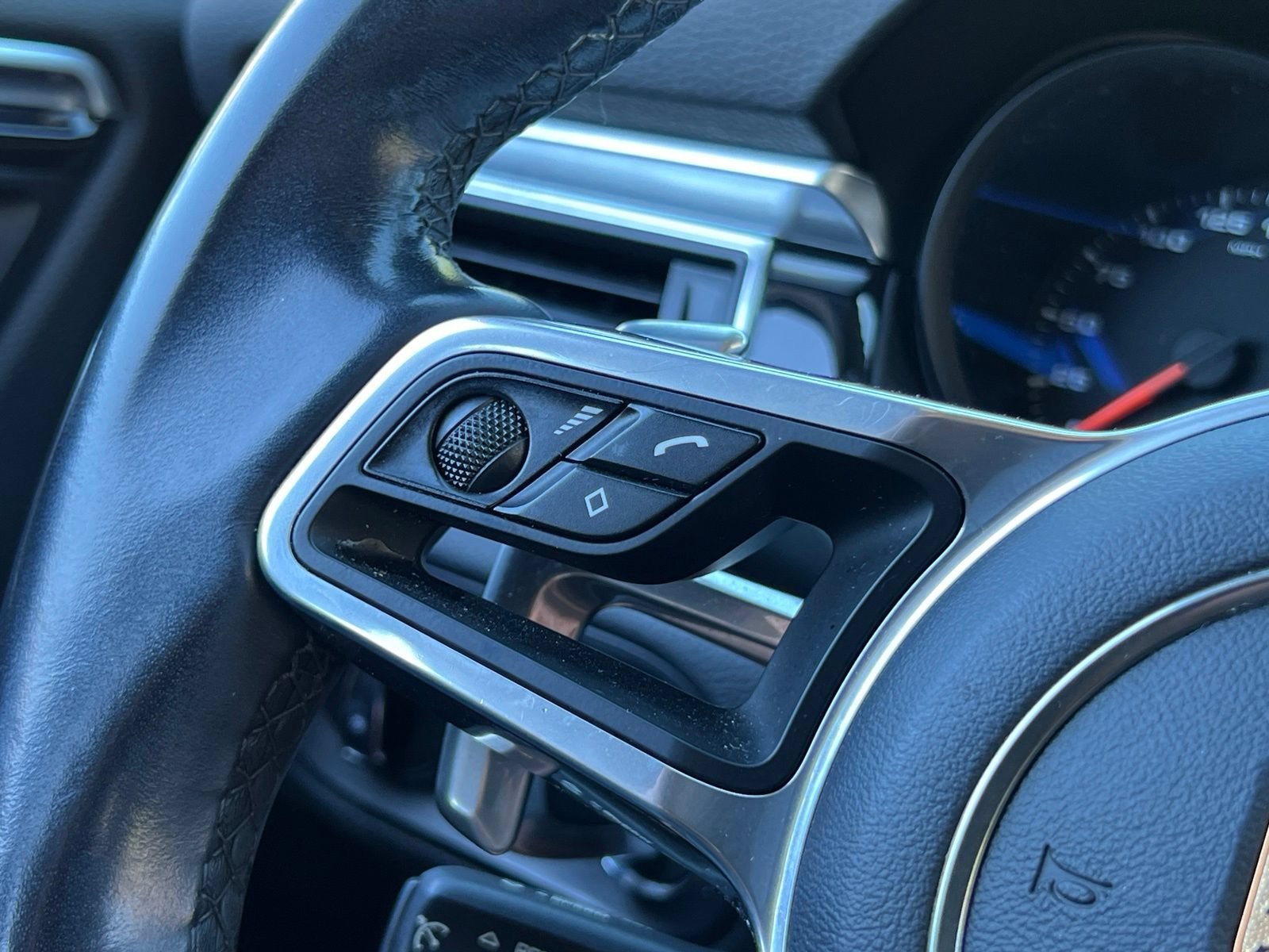 Used 2018 Porsche Macan AWD/4WD image 23