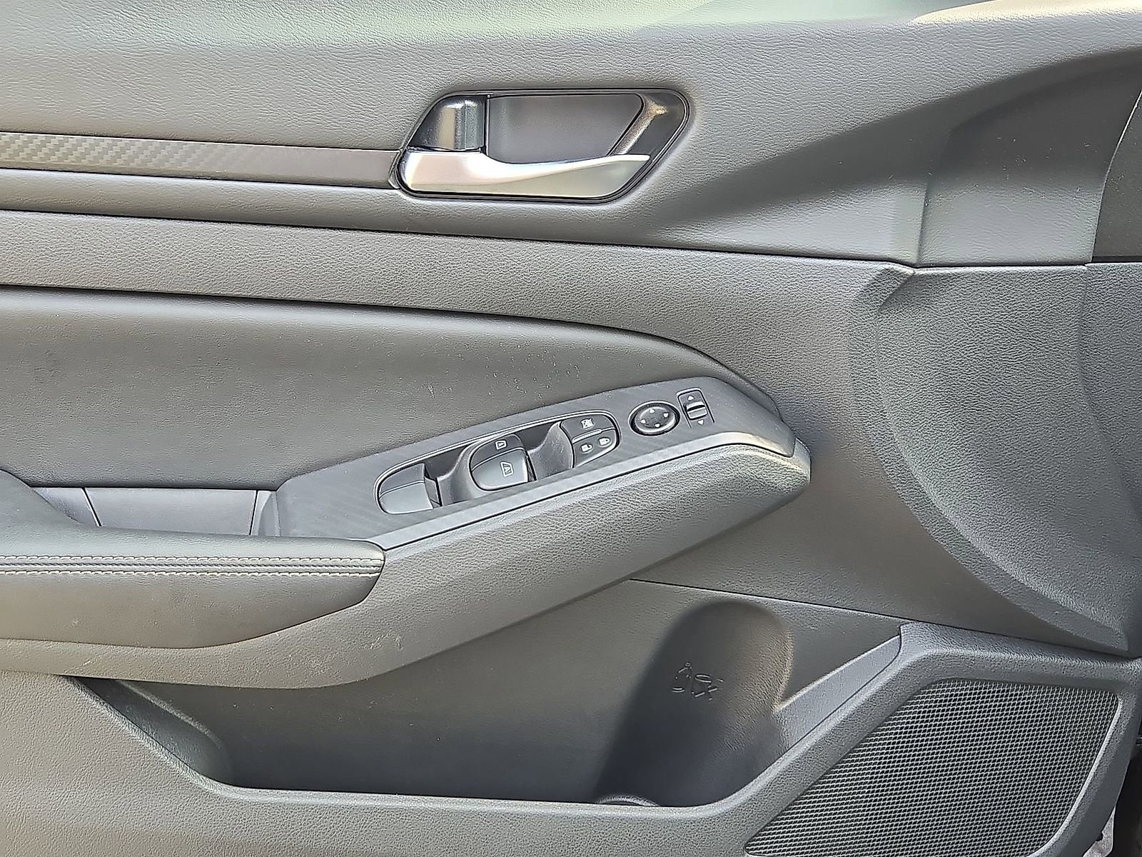 Used 2025 Nissan Altima 2.5 SV image 16