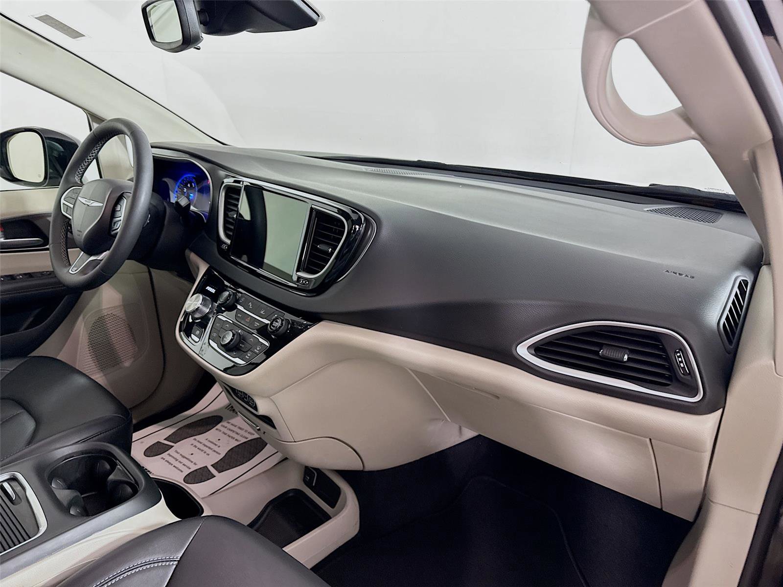 Used 2024 Chrysler Pacifica Touring-L image 28