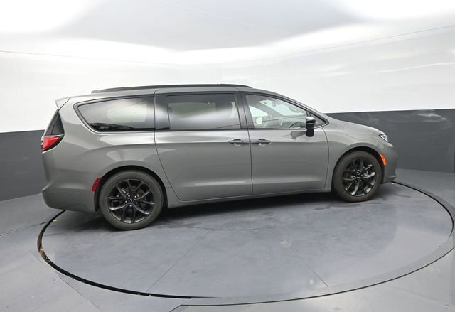 Used 2025 Chrysler Pacifica Limited image 9