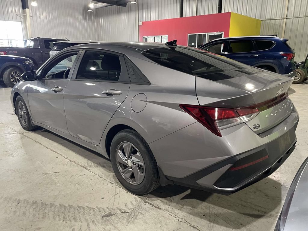 Used 2024 Hyundai Elantra SE FWD image 4