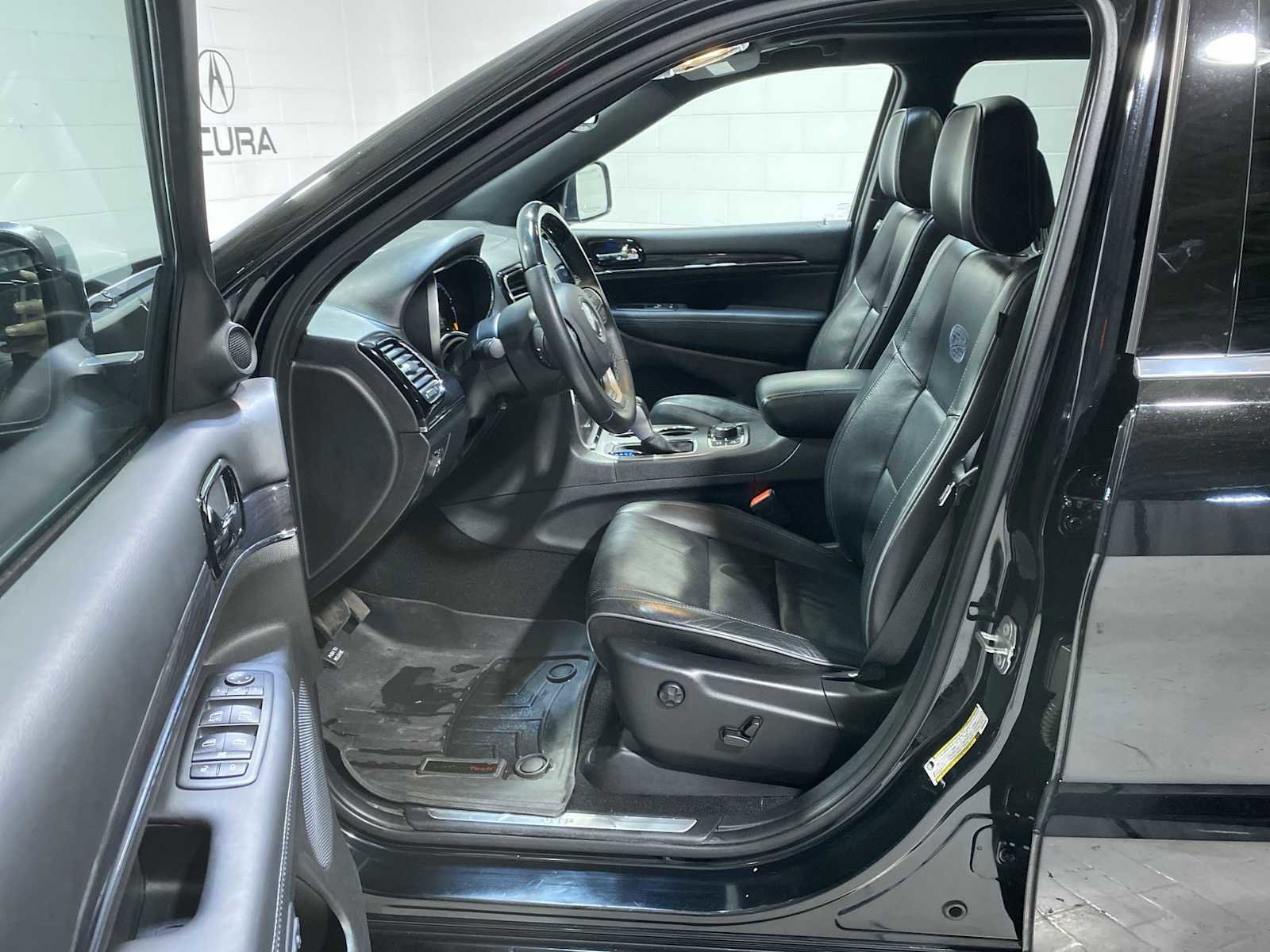 Used 2019 Jeep Grand Cherokee Overland AWD/4WD image 2
