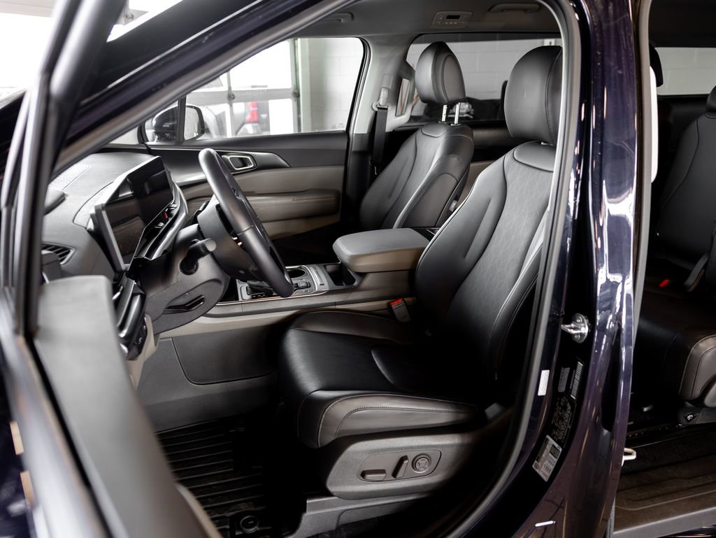 Used 2025 Kia Carnival image 9