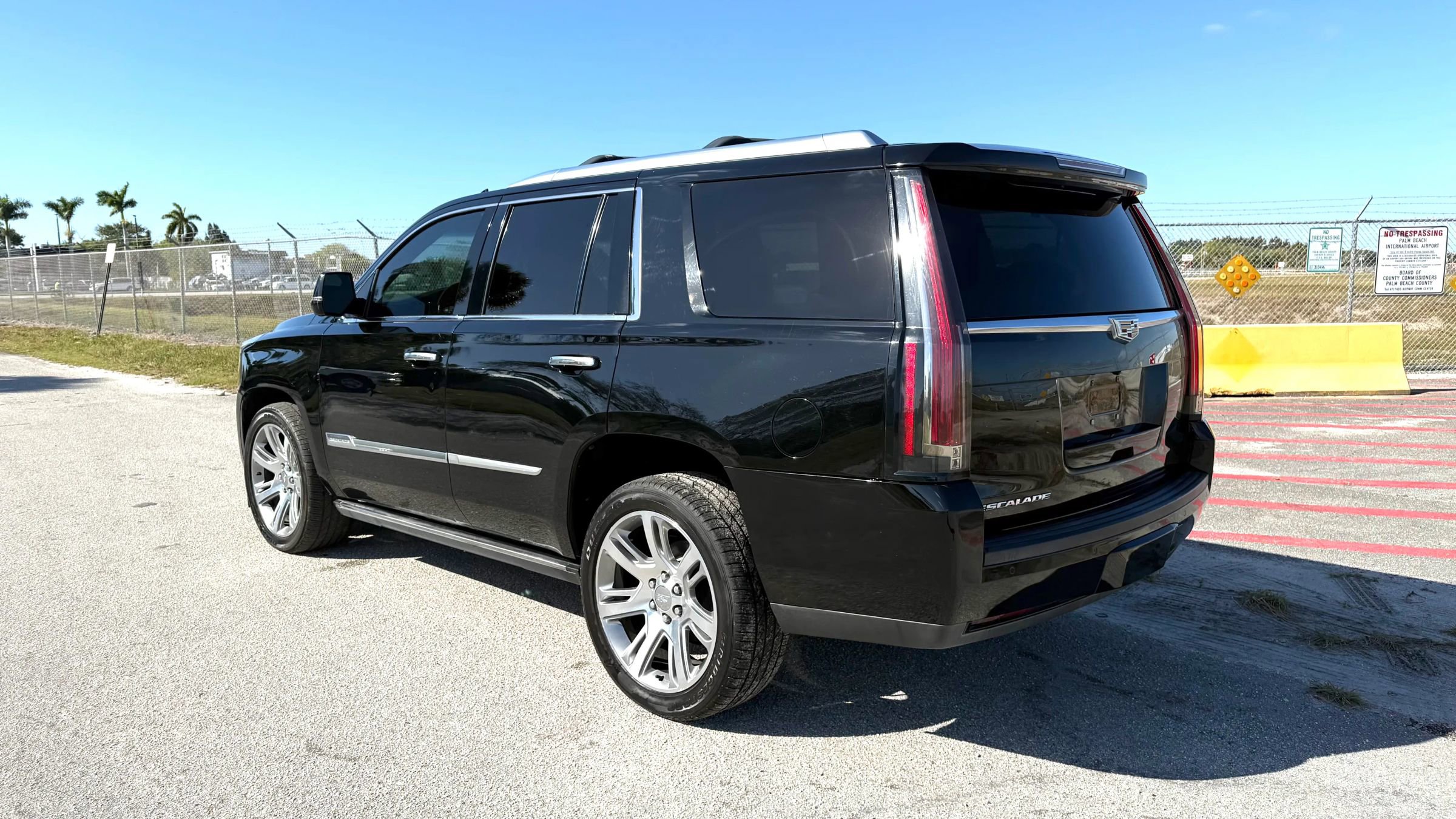 Used 2015 Cadillac Escalade Premium RWD image 3