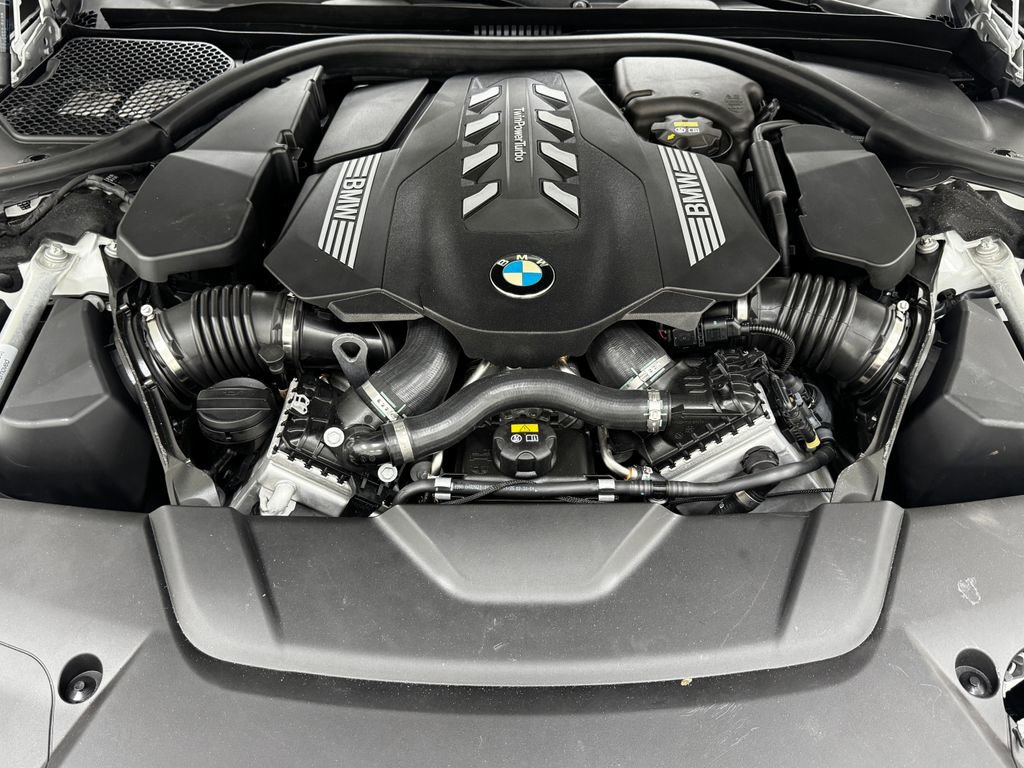 Used 2022 BMW 750i xDrive w/ Autobahn Package image 36