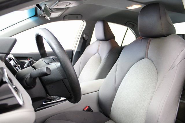 Used 2018 Toyota Camry L image 13