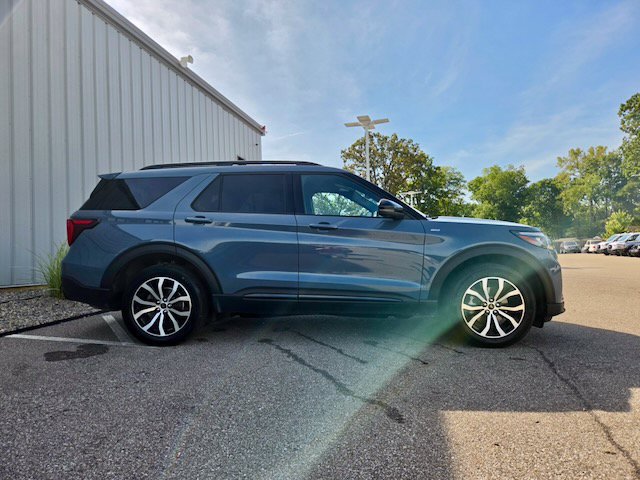 Used 2025 Ford Explorer ST-Line AWD/4WD image 3