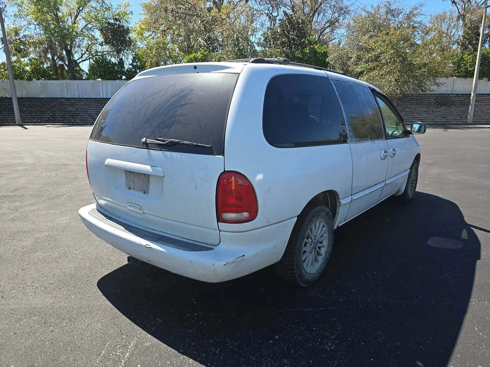 Used 2000 Chrysler Town & Country LX FWD image 3