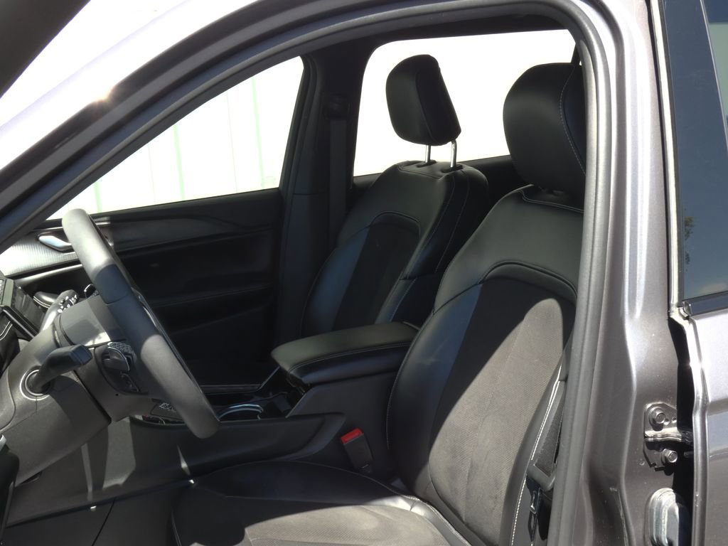 Used 2023 Jeep Grand Cherokee L Laredo AWD/4WD image 9