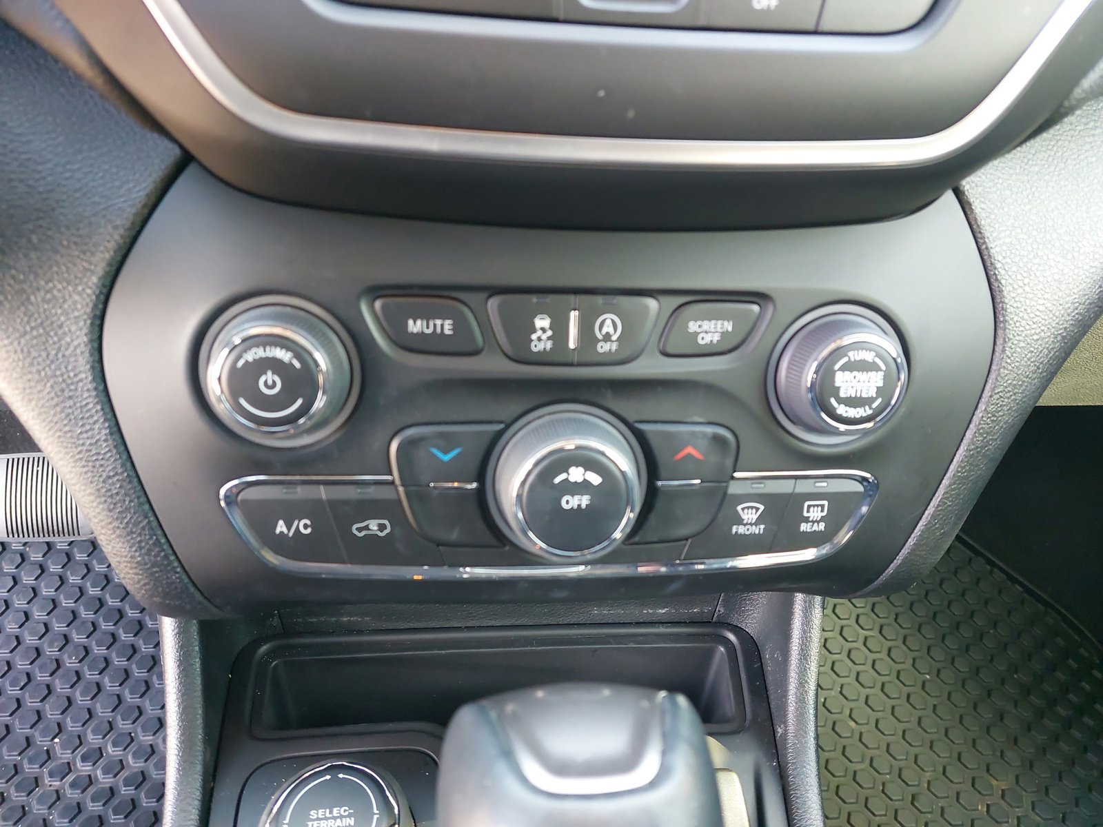 Used 2022 Jeep Cherokee Latitude w/ Trailer Tow Group image 22