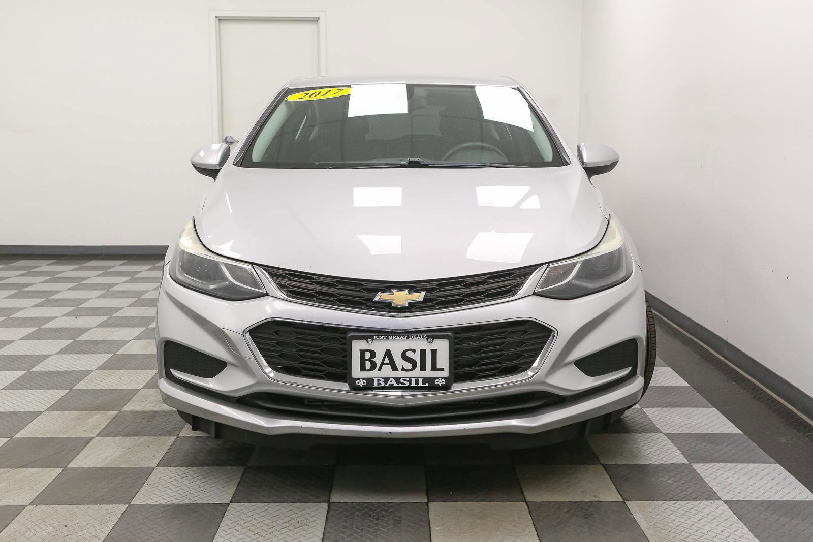 Used 2017 Chevrolet Cruze LT FWD image 3
