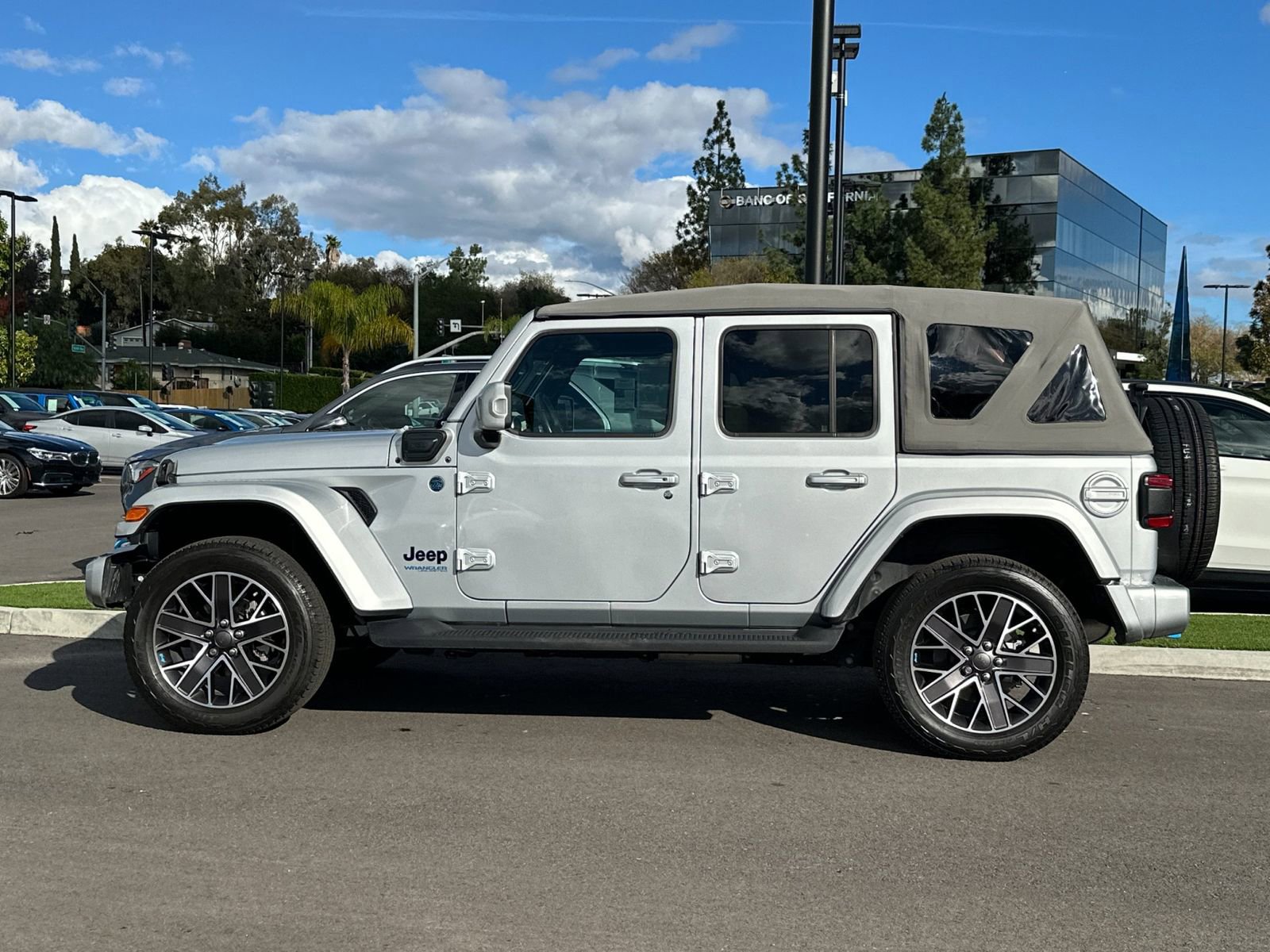 Used 2022 Jeep Wrangler Unlimited Sahara image 6
