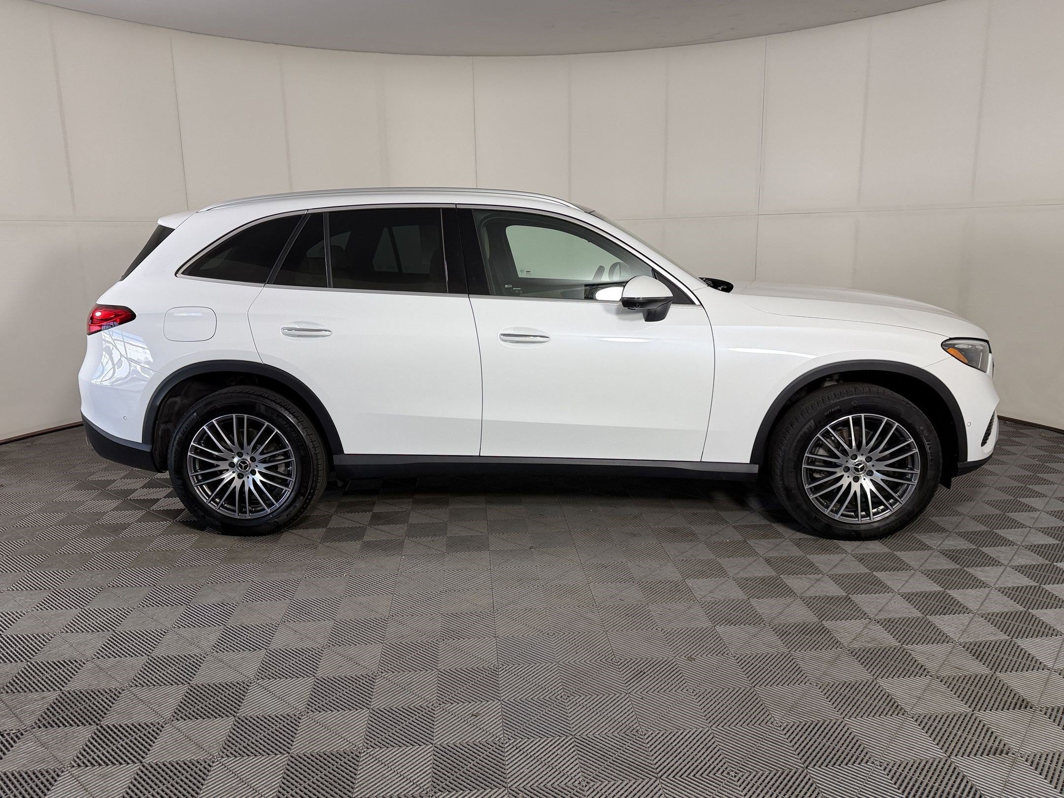 Used 2024 Mercedes-Benz GLC 300 4MATIC image 8