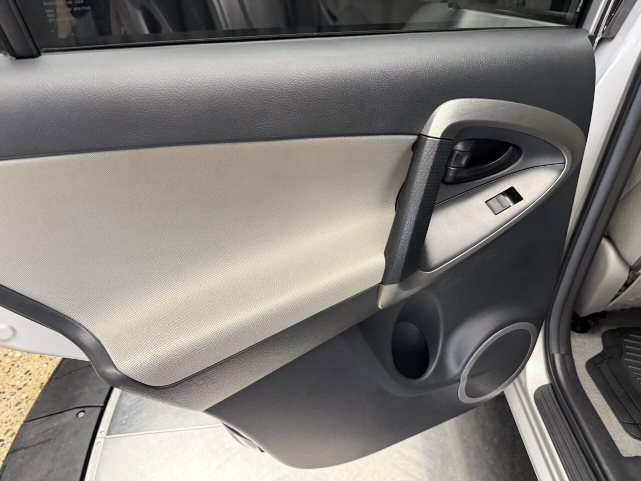 Used 2011 Toyota RAV4 4WD w/ Base L4 Extra Value Pkg image 18