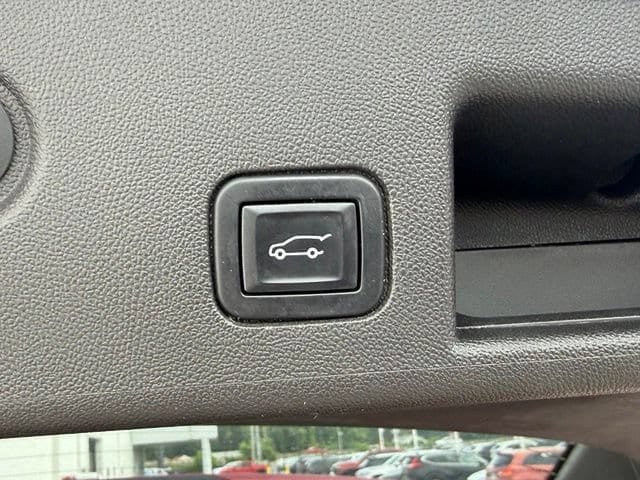 Used 2022 Chevrolet Equinox RS w/ RS Leather Package FWD image 11