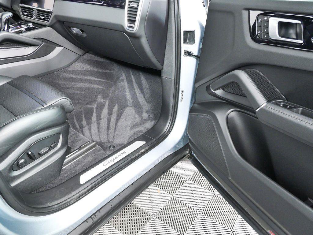 Certified 2022 Porsche Cayenne E-Hybrid AWD/4WD image 25