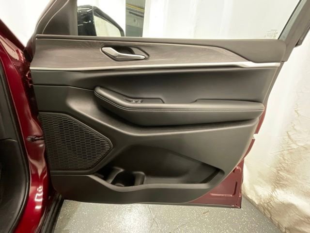 Used 2025 Jeep Grand Cherokee Limited w/ Black Appearance Package AWD/4WD image 22