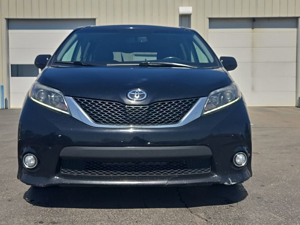 Used 2016 Toyota Sienna SE image 2