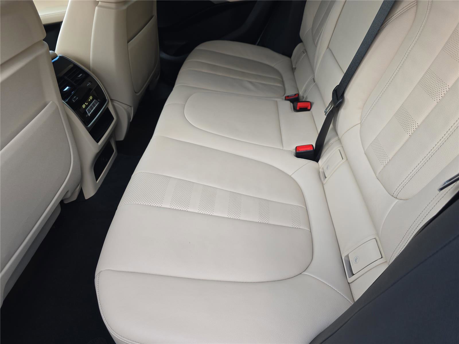 Used 2021 BMW X6 xDrive40i AWD/4WD image 14
