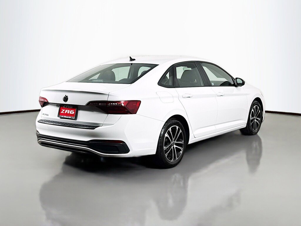 Used 2023 Volkswagen Jetta Sport image 5