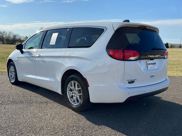 Used 2025 Chrysler Voyager LX image 4