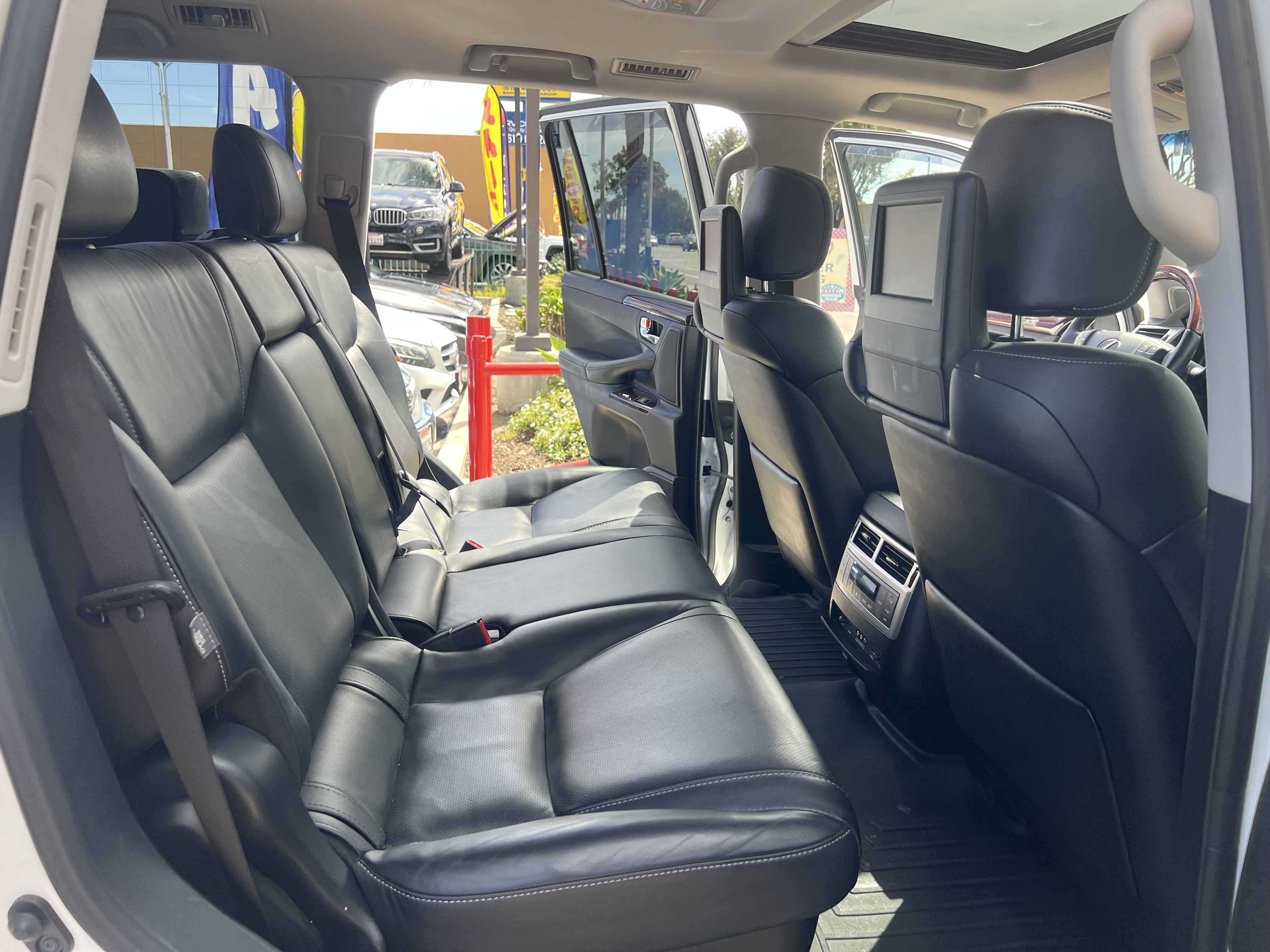 Used 2013 Lexus LX 570 4WD w/ Luxury Pkg image 37