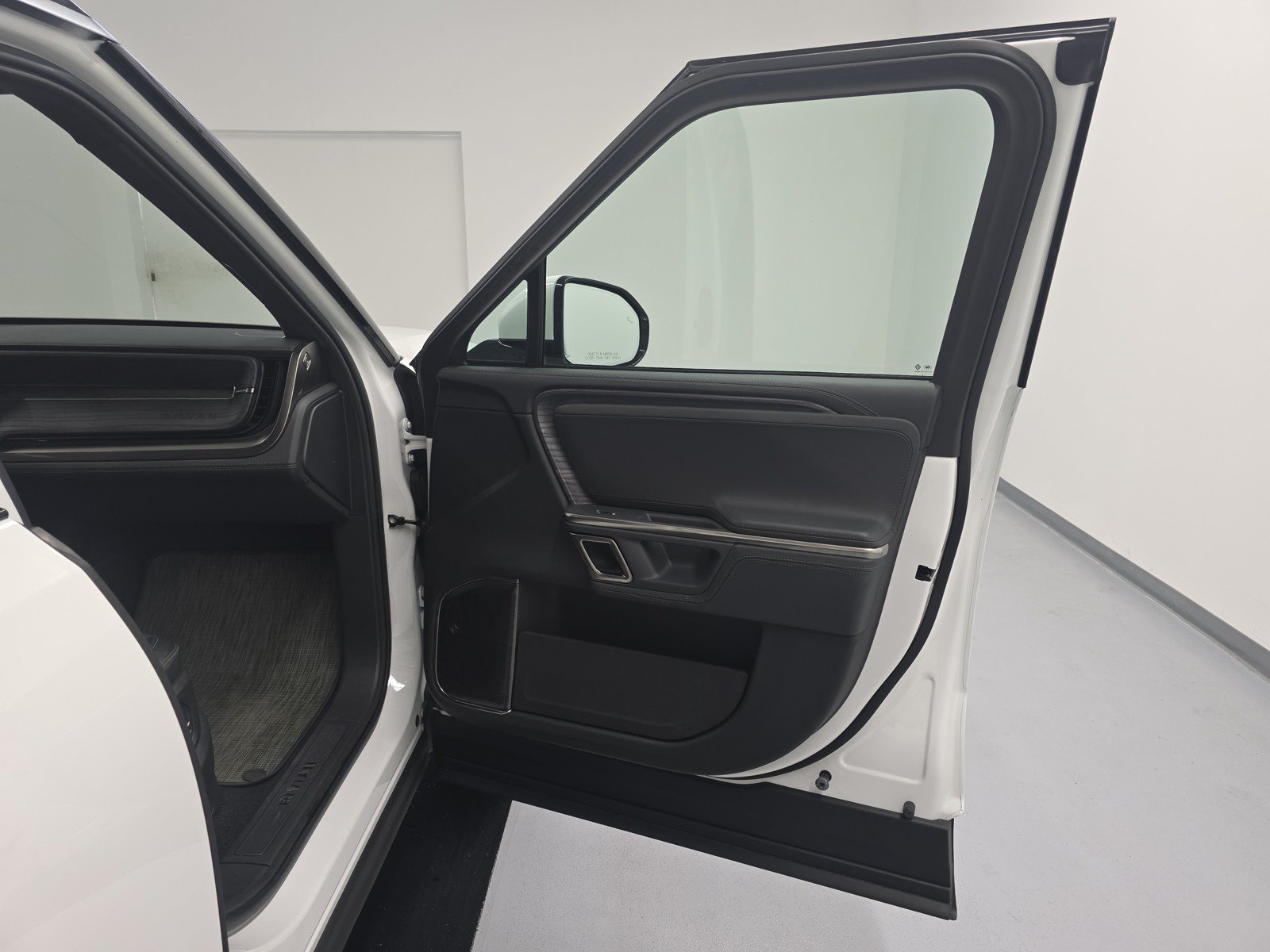 Used 2024 Rivian R1S Adventure AWD/4WD image 18